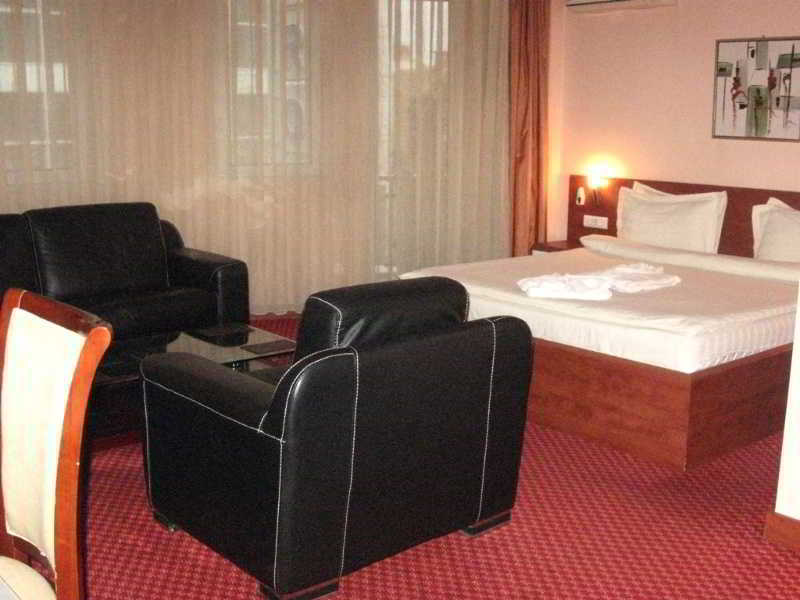 Hotel Royal Pristina Exterior foto